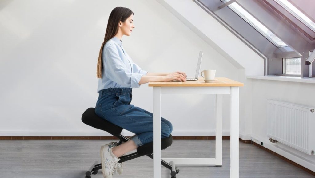 Using a kneeling chair to align the spine